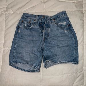 Levi’s Low Rise Mom Jean Shorts